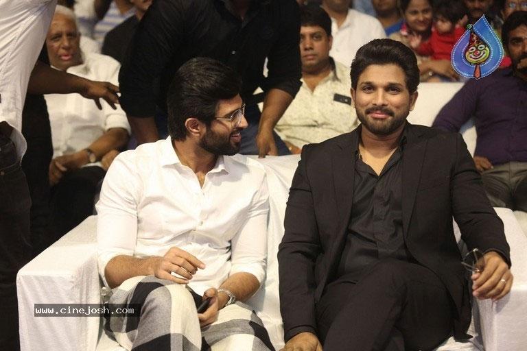 Galla Lungi &amp; Self Troll: Vijay Devarakonda Rocks