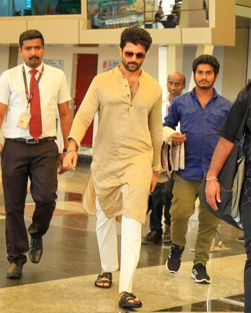 Vijay Devarakonda promotes Hyderabad Metro