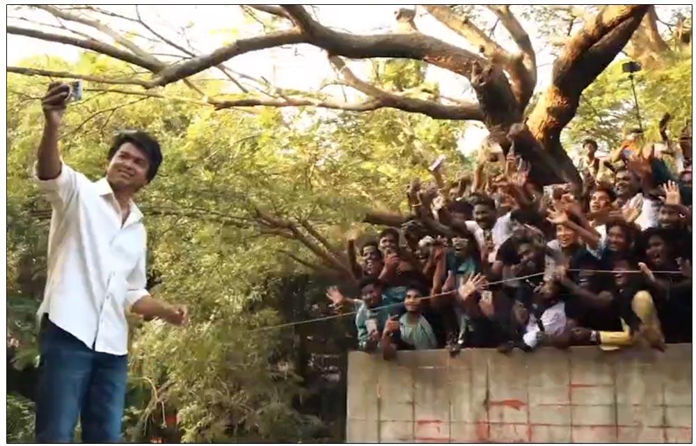 Vijay Thrills Fans With A Selfie