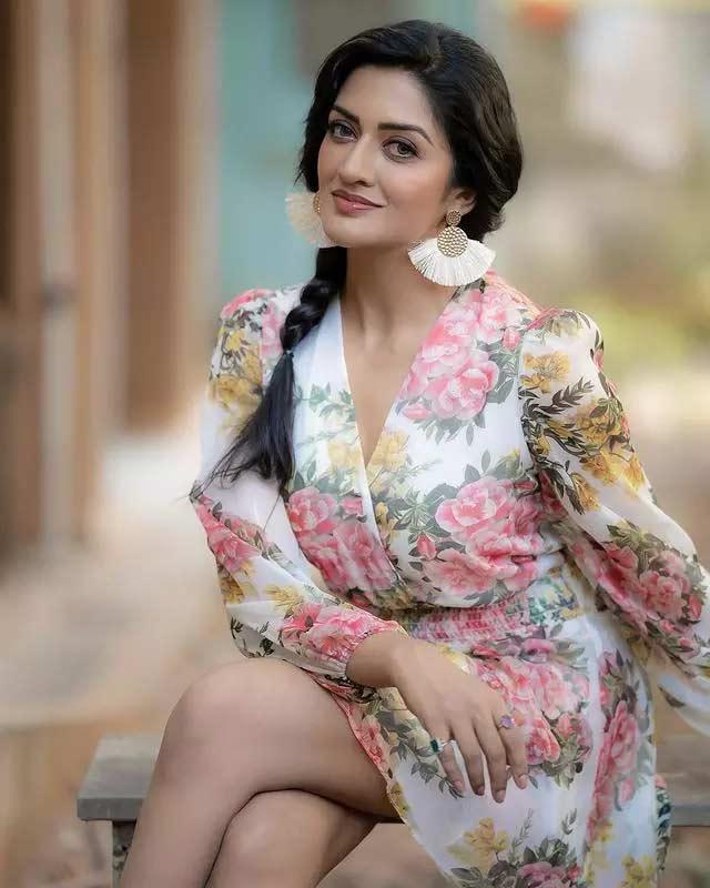 Vimala Raman Stuns embrace uniqueness