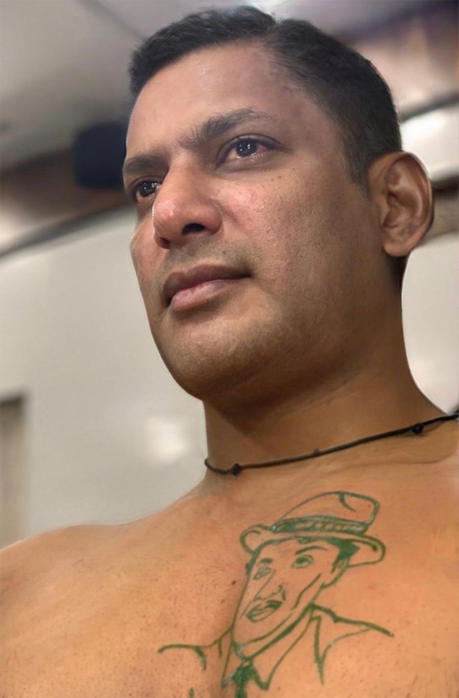 What s UP: Vishal gets MGR tattoo