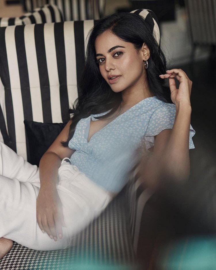 Bindu Madhavi Glamour Pics Gone Viral