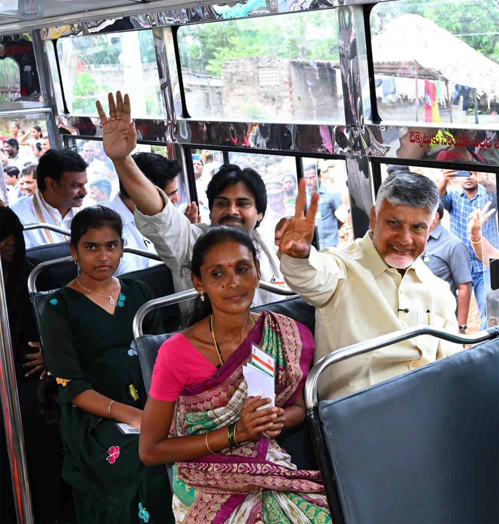 CM Chandrababu And Dy CM Pawan Kalyan Travels in BUS