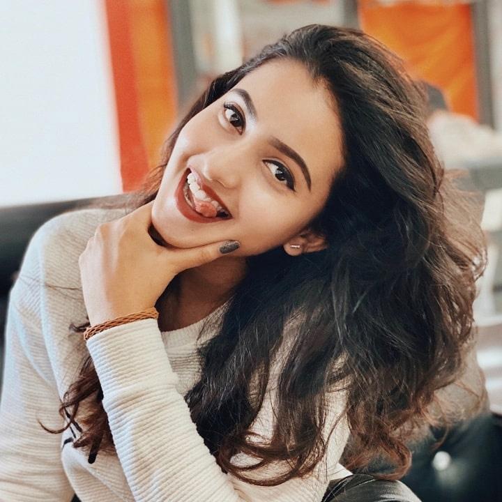 Comedy Stars Dhamaka anchor Deepika Pilli breathtaking looks