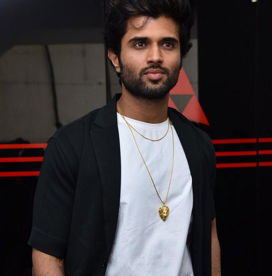 Criticisms on Vijay Deverakonda- Rowdy fans hurled