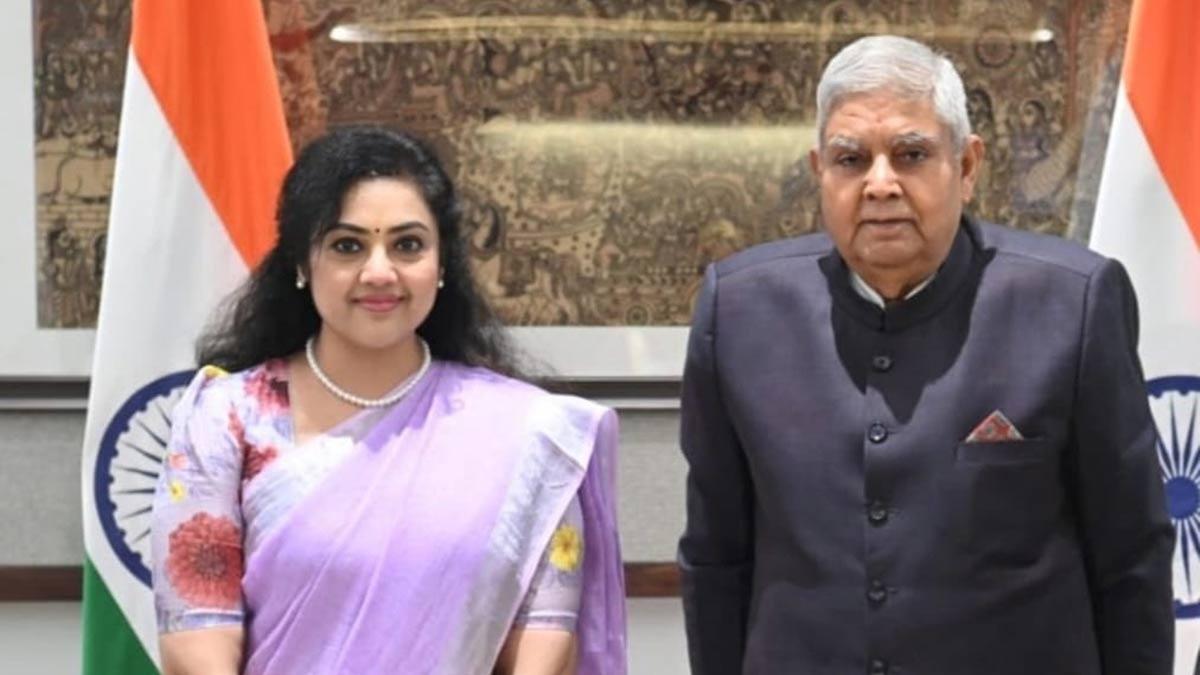 Heroine Meena enters politics