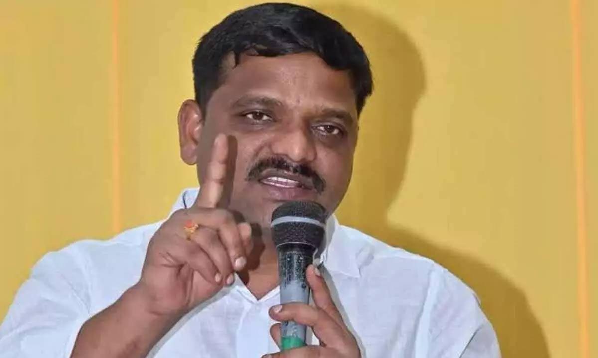 Kavitha row sparks office attack on Teenmaar Mallanna