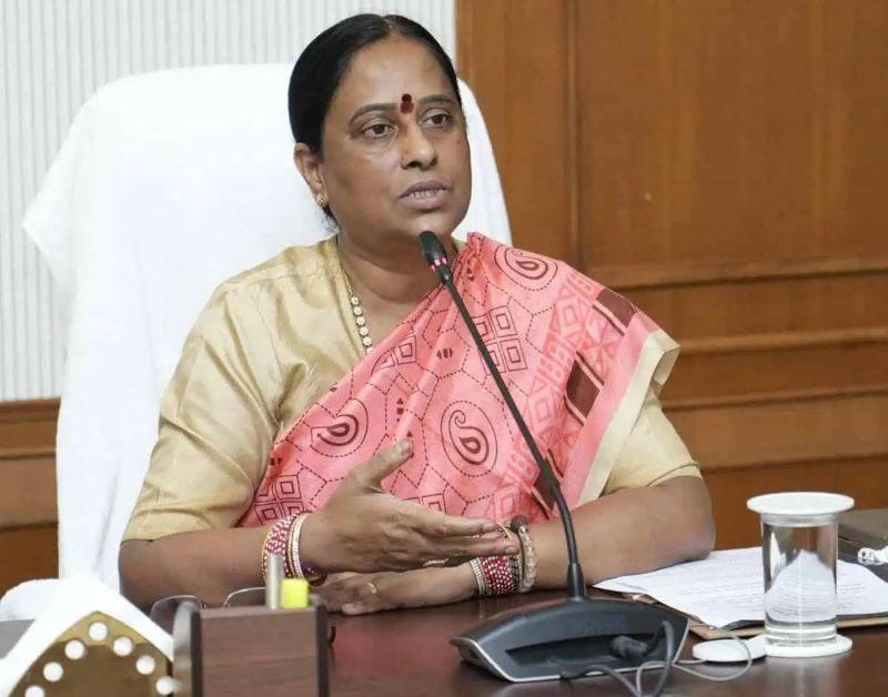 Congress High Command asks Konda Surekha to Resign