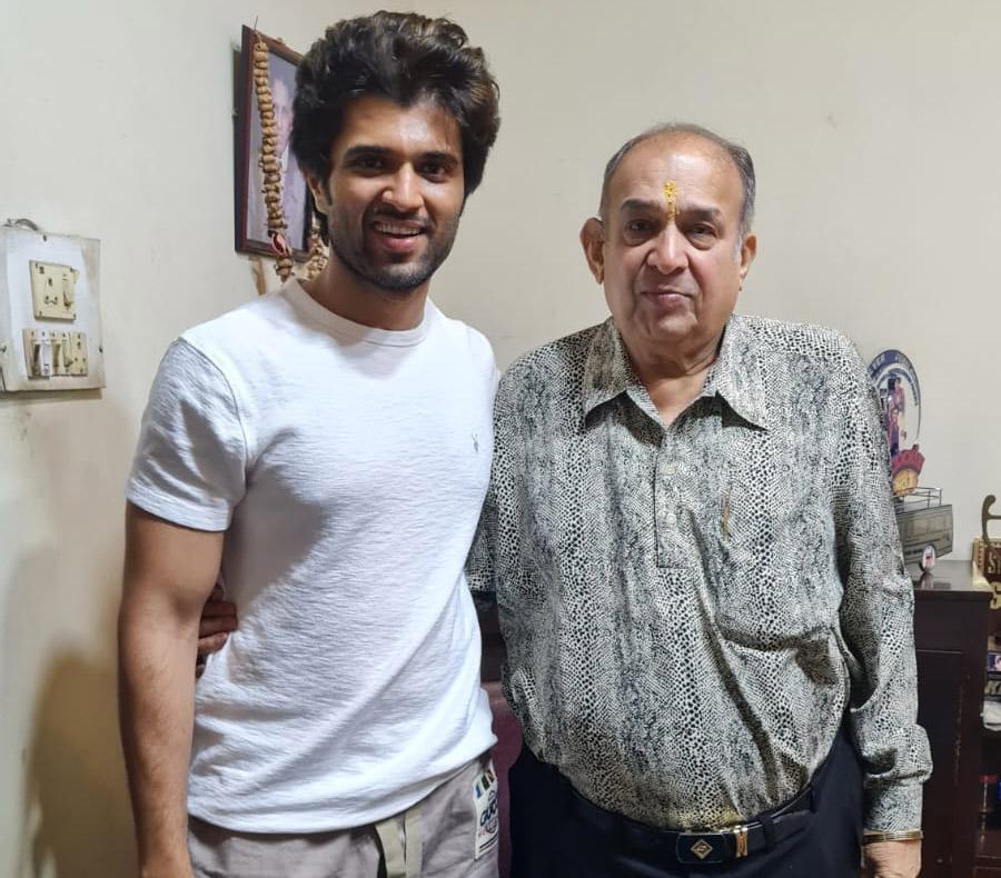 Vijay Devarakonda touches Manoj Desai feet