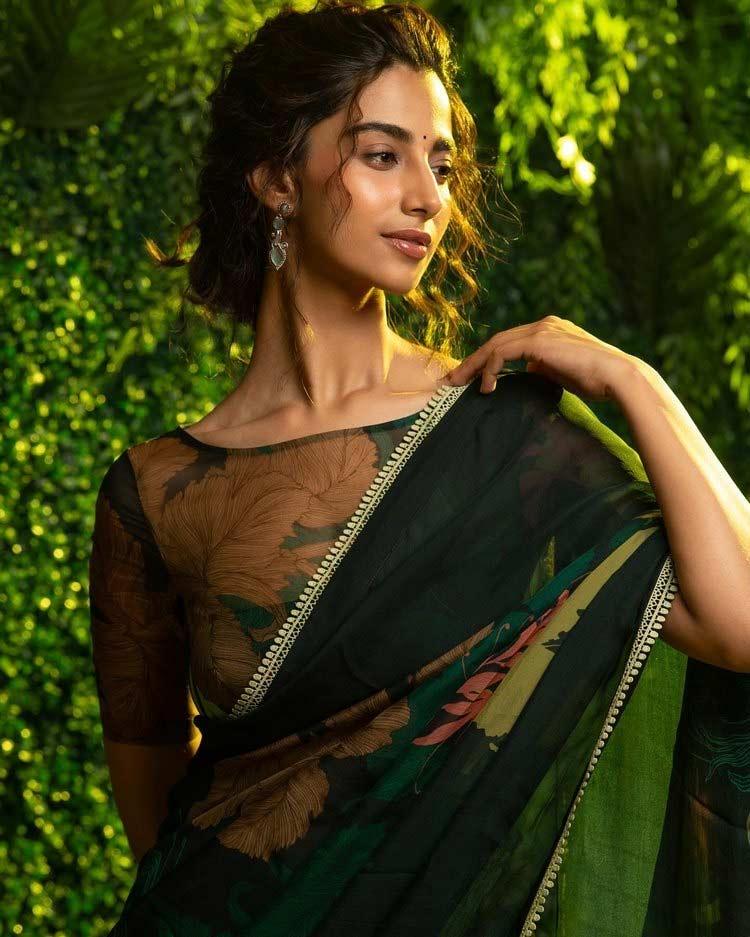 Meenakshi Chaudhary looks cute in a saree