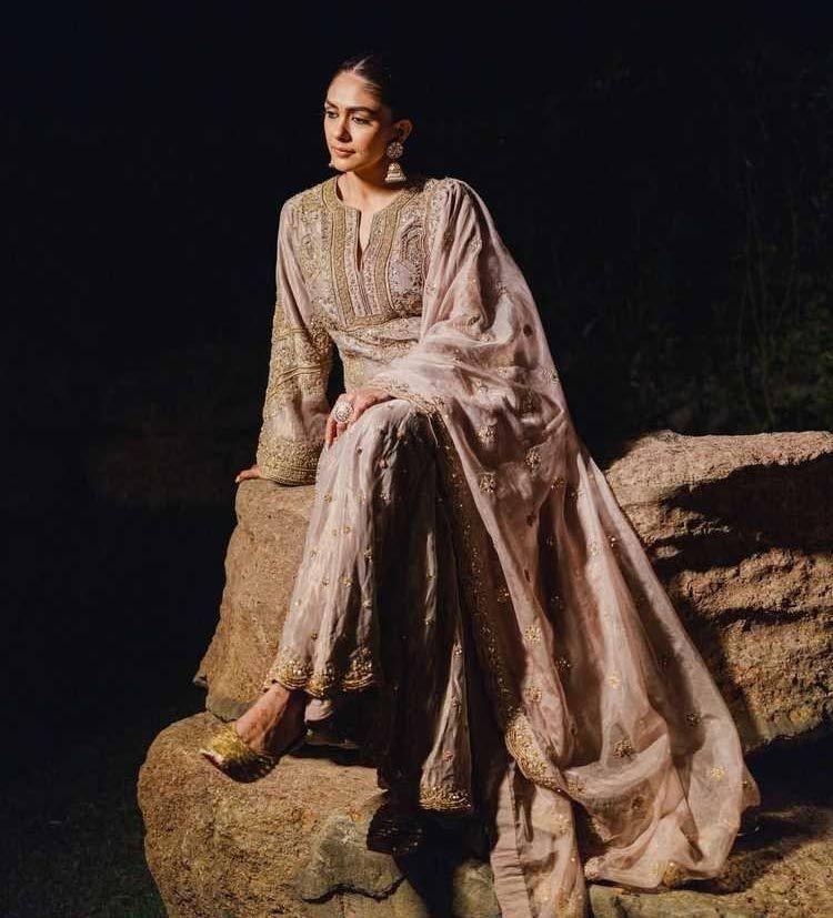 Mrunal Thakur Royal look viral