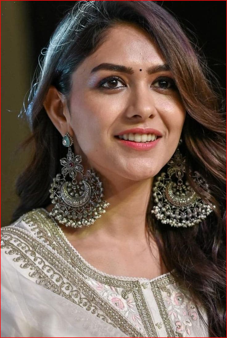 Mrunal Thakur signs a Bollywood Biggie