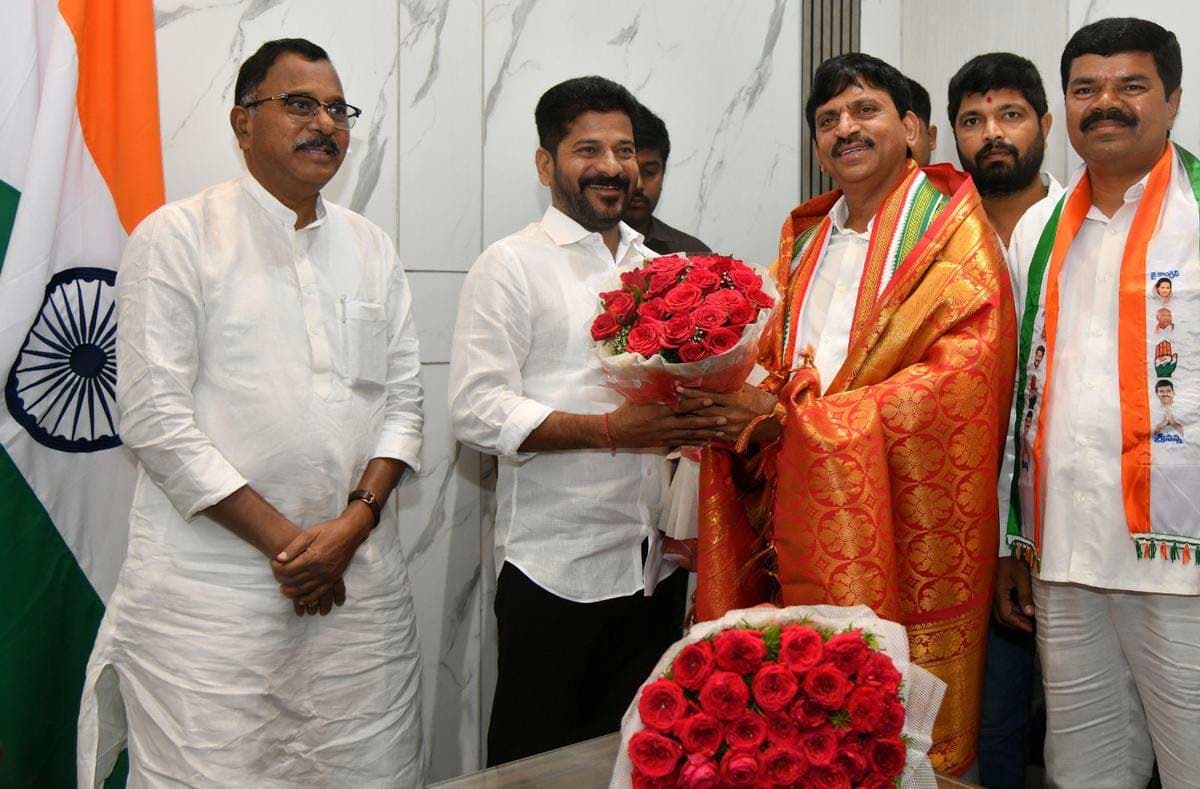 Ponguleti with MLAs.. Congress is furious!
