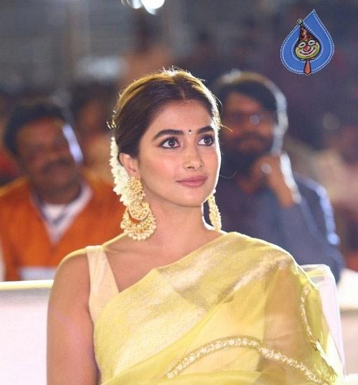 Pooja Hegde look beautiful in a traditional saree