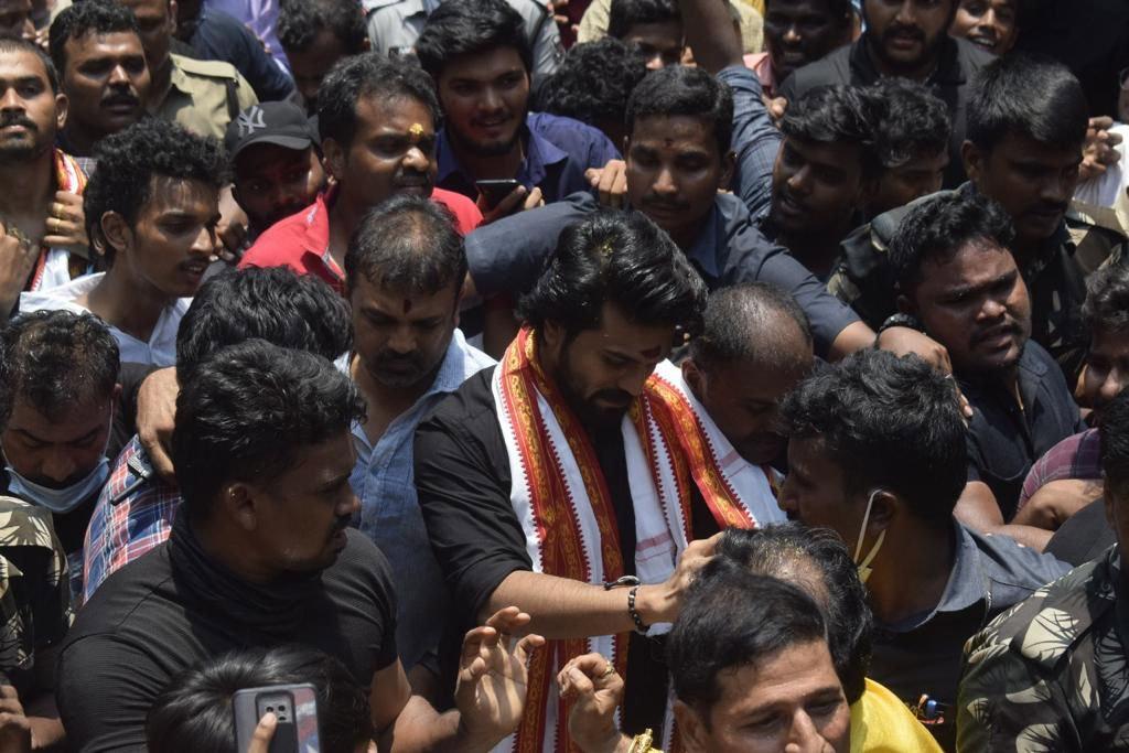Ram Charan Fans Craze in Bejawada Kanaka Durga Temple