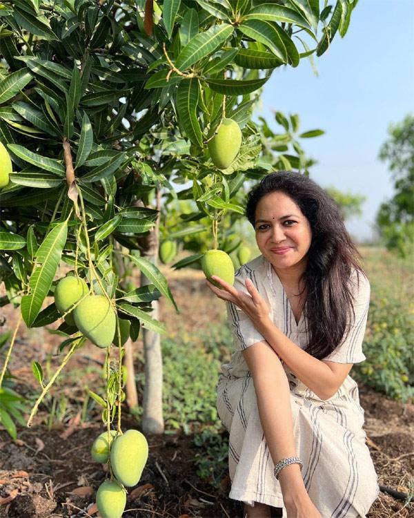 Singer Sunitha Shares A Photo With Mango
