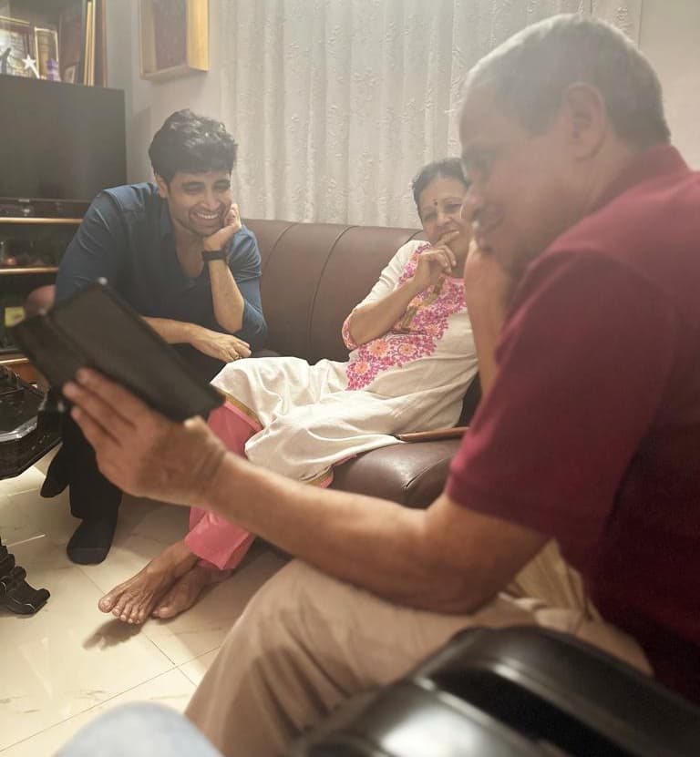 Adivi Sesh Meets Major Sandeep Unnikrishna Parents