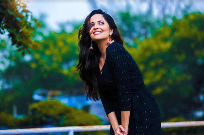 Anasuya to Balance Commercial and Different Films