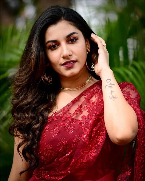 Hot Anchor's Shocker About Akhil