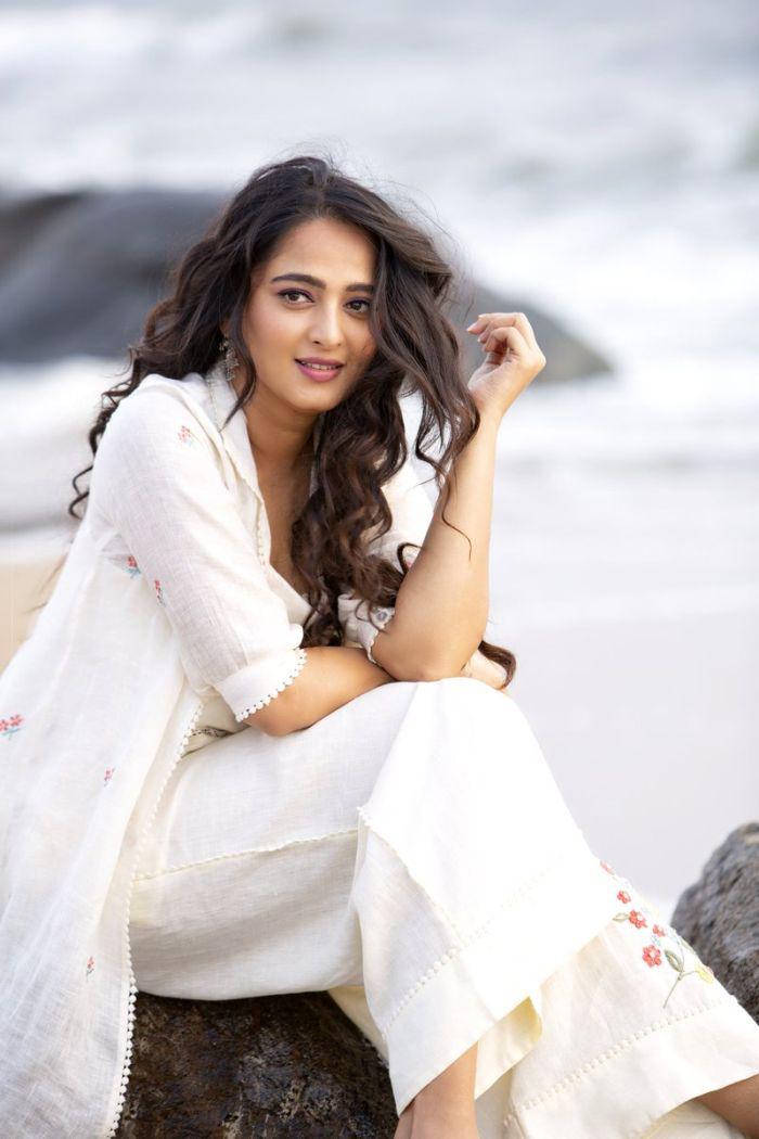 Pic Talk: Anushaka's Stunning Makeover
