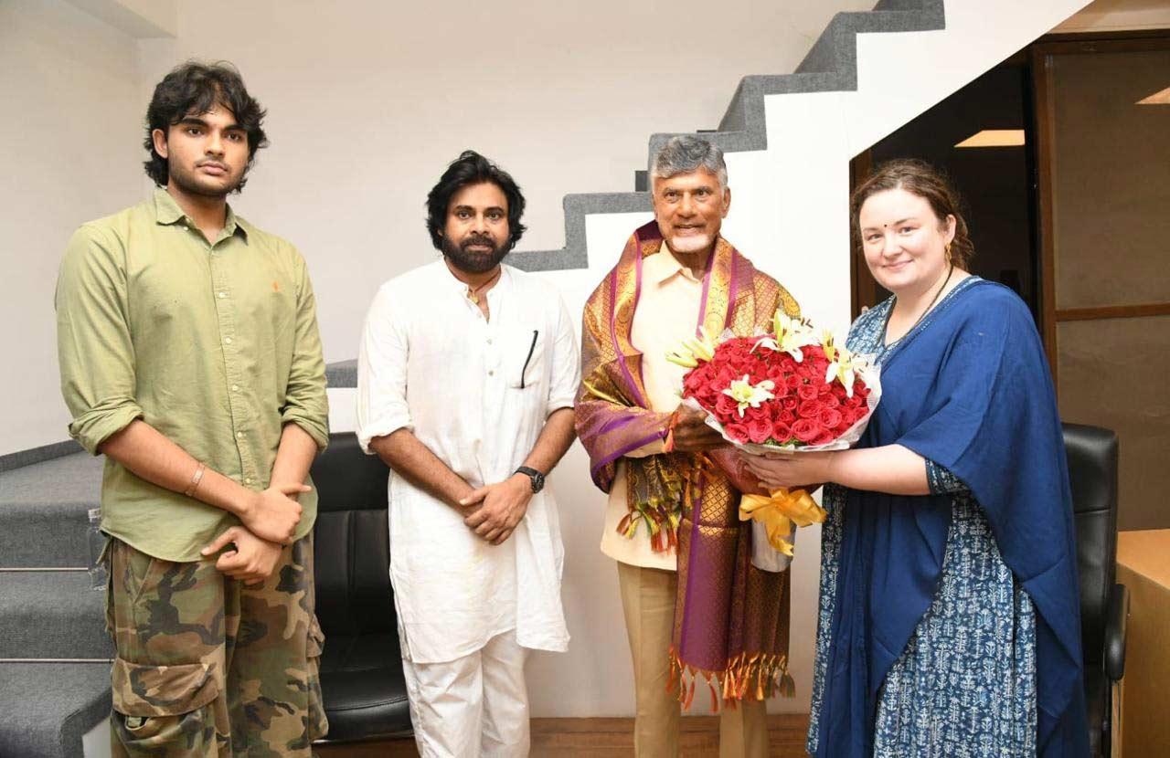 Chandrababu meets Pawan Kalyan at Jana Sena office