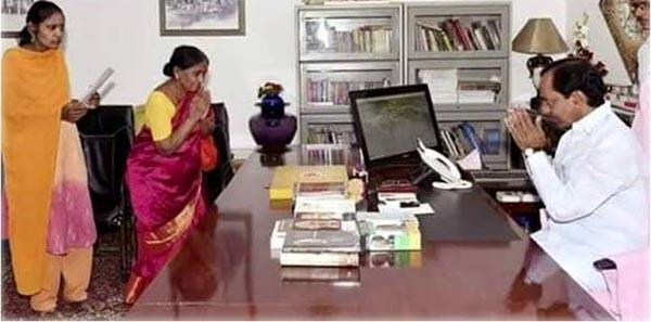 Pavala Shyamala Meets CM KCR!