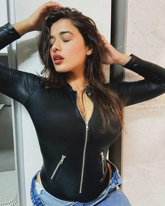 Ketika Sharma pierces hearts with her beauty treat