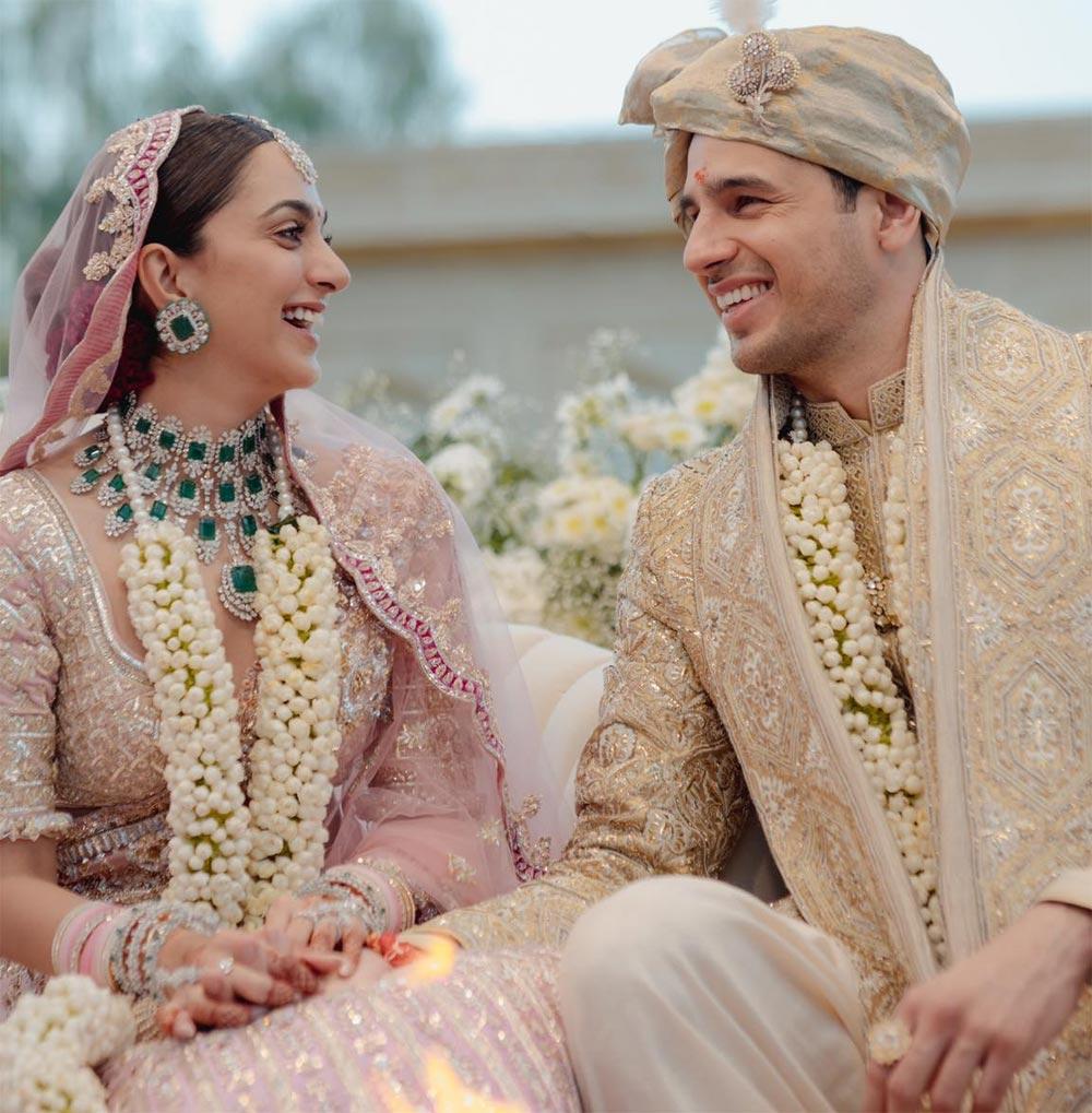 Kiara Advani,Sidharth Malhotra distribute sweets
