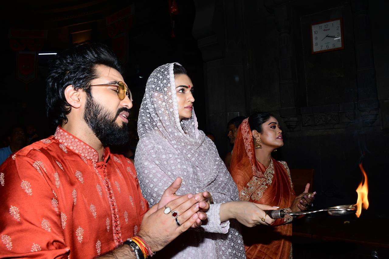 Kriti Sanon Visit Sita Gufa and Kalaram Mandir at Panchavati