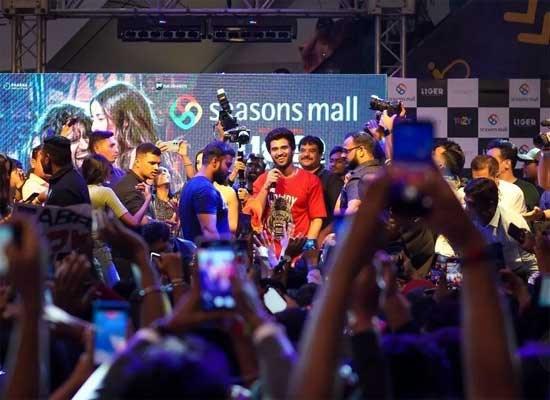 Liger craze in Pune: VD, Ananya forced to leave