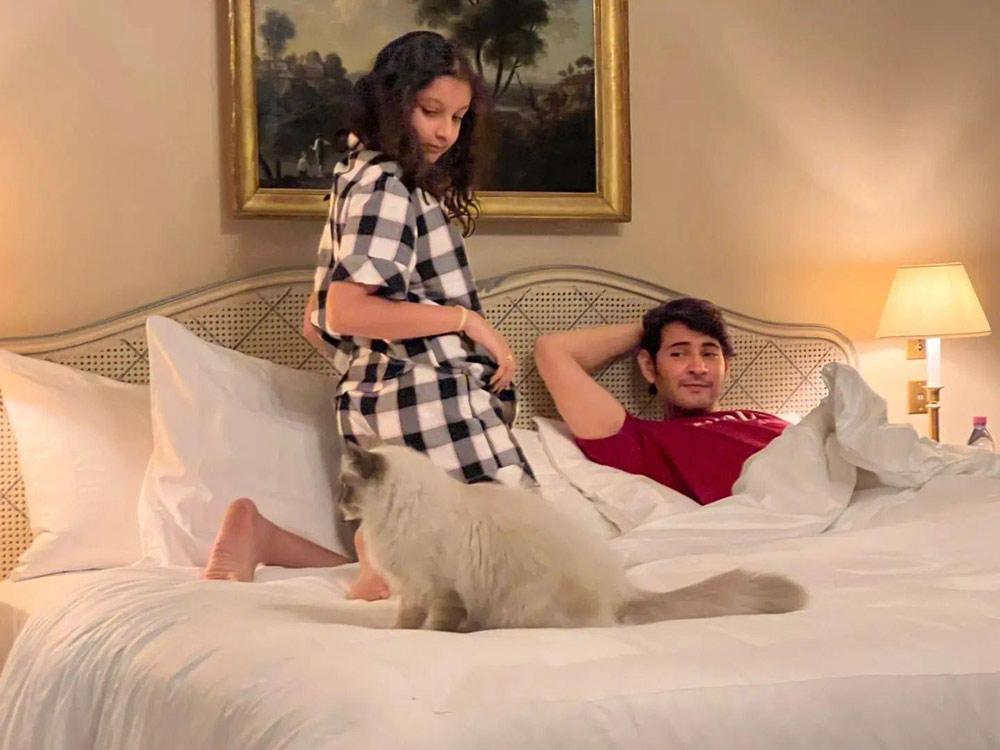 Super Star chilling out with his daughter