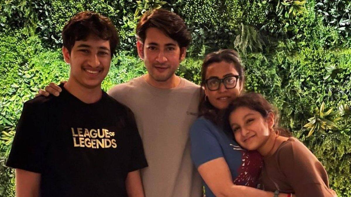 Mahesh Babu Spotted With His Family At Hyderabad Airport