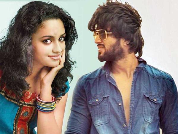 Mallu Babe Close To Vijay Deverakonda