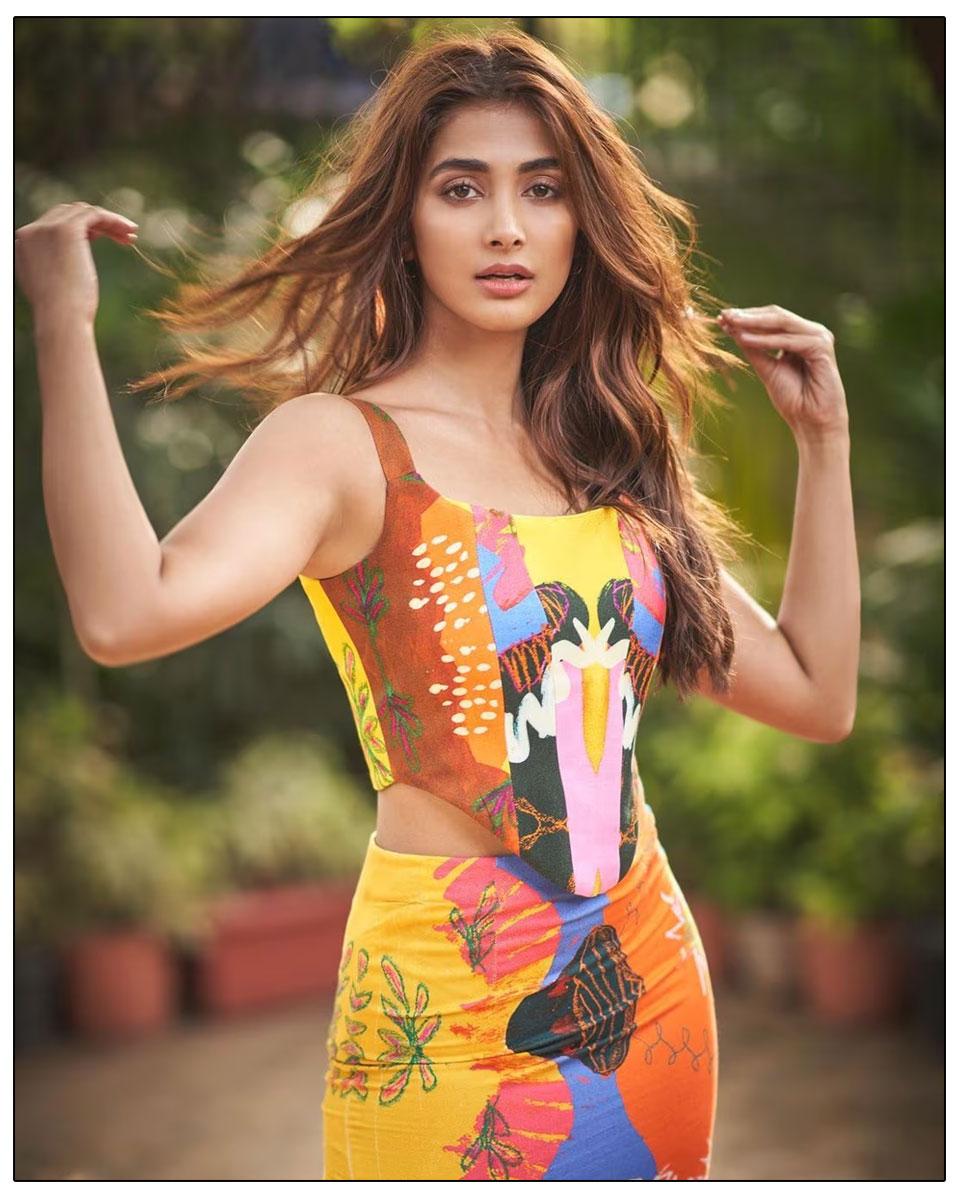 Pooja Hegde Jets Off To Sri Lanka For Well Deserved Break