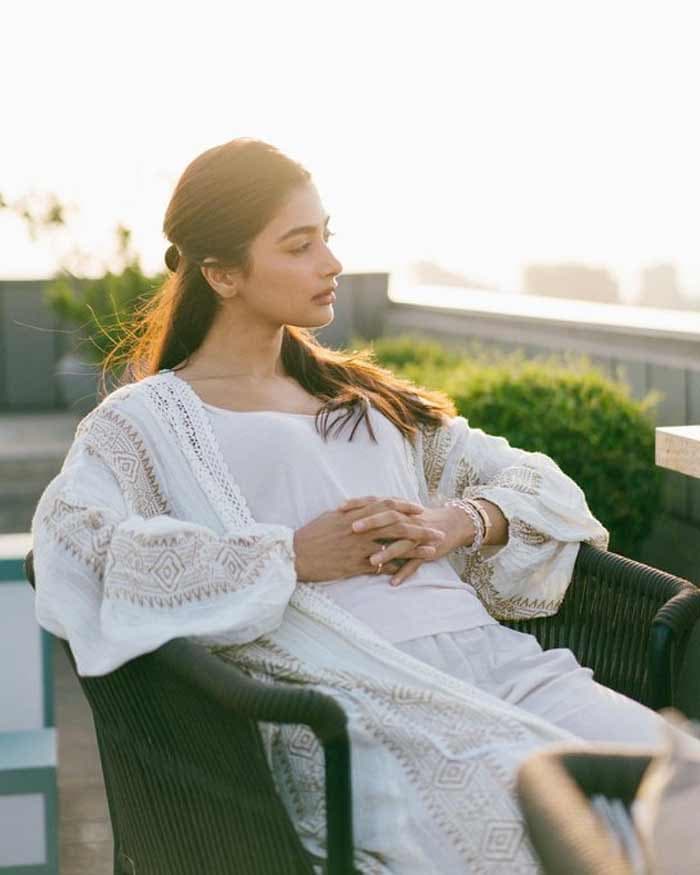 Pooja turns sensuous on a summer evening