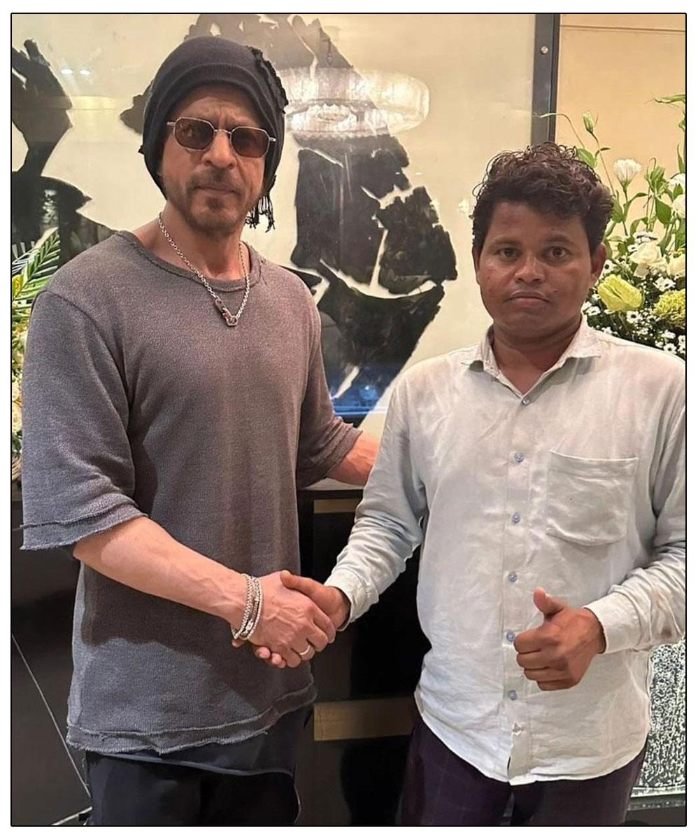 SRK Met His Die Hard Fan Who Was Waiting For 95 Days Outside His House