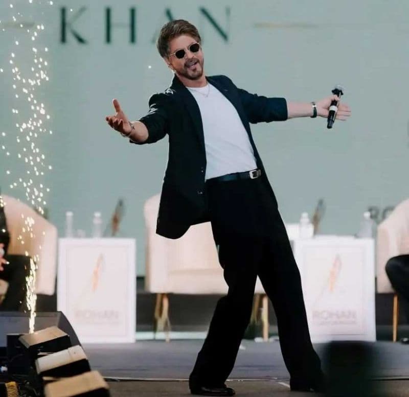 Shah Rukh leaves all in splits with his reply to female fan