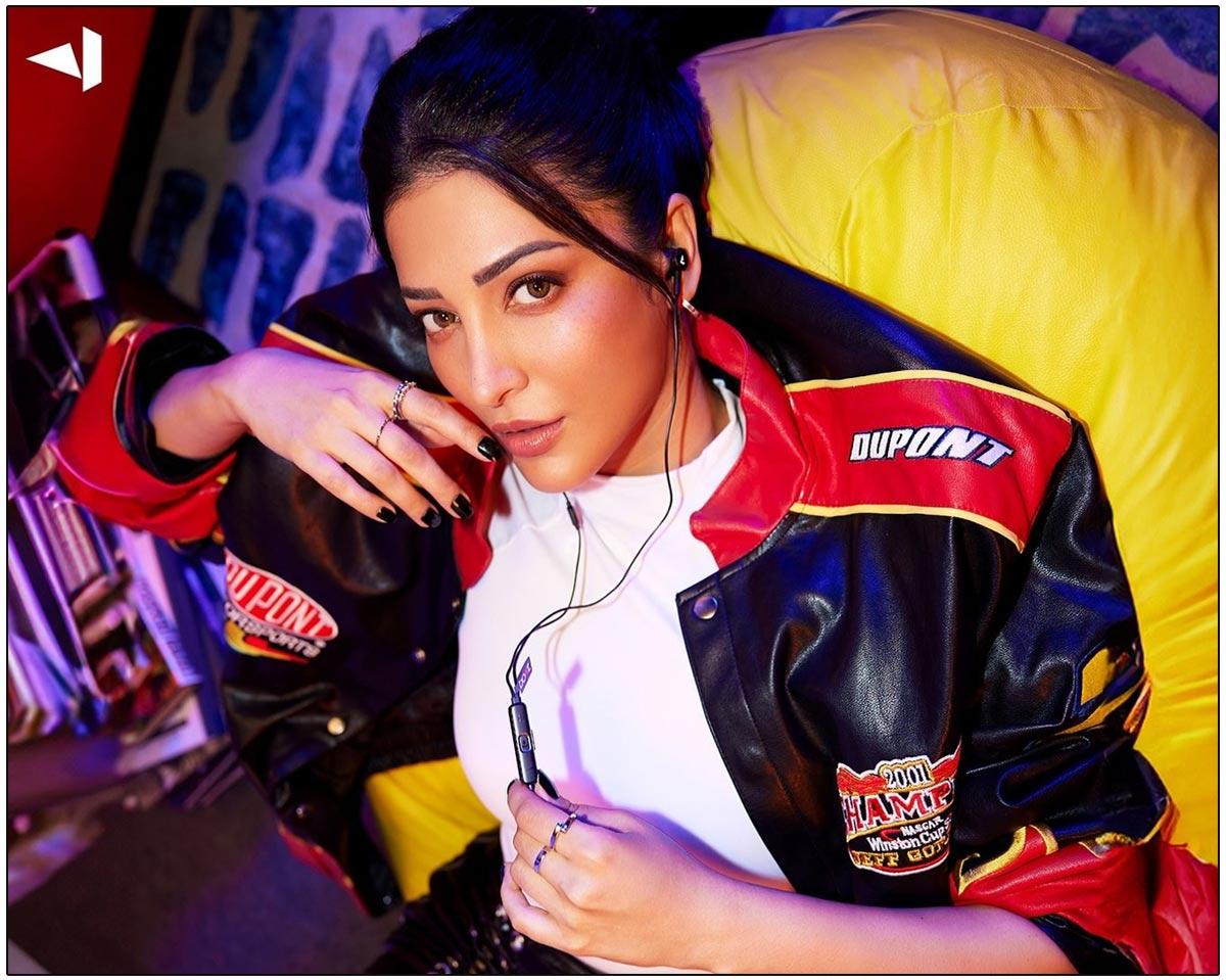 Shruti Haasan Steals Hearts With Her Pose