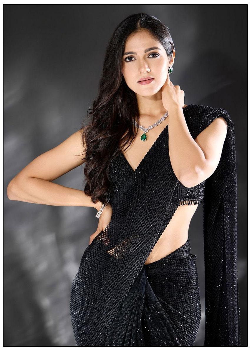 Simran Choudhary Rocks Bold And Elegant Look