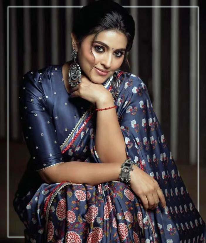 Sneha Dazzles In A Saree