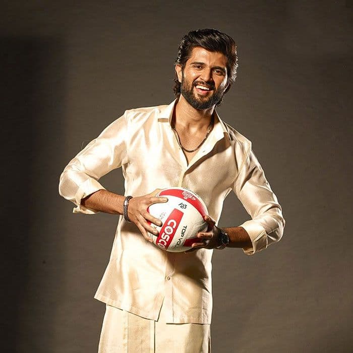 Vijay Devarakonda supports the Indian volleyball team