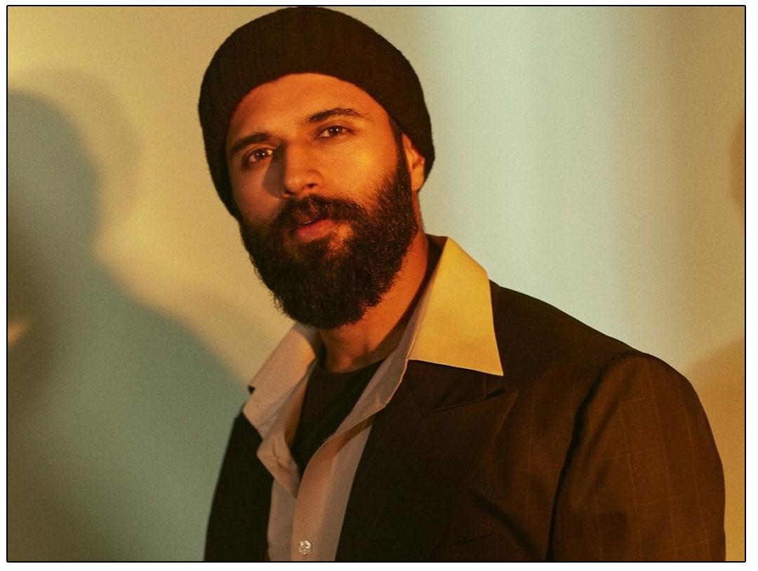 Vijay Deverakonda Slips On Stairs