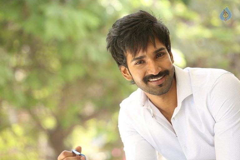 Aadhi Pinisetty Photos - 3 / 21 photos