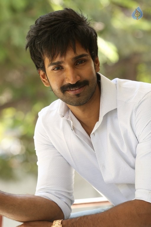 Aadhi Pinisetty Photos - 7 / 21 photos