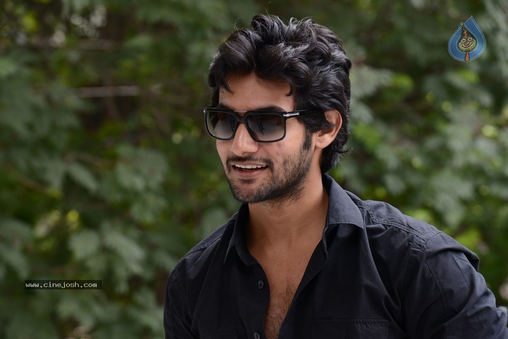 Aadi New Stills - 20 / 44 photos