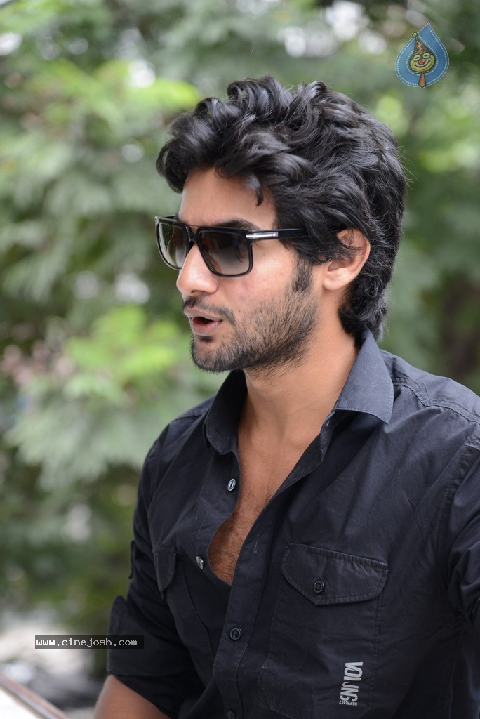 Aadi New Stills - 29 / 44 photos