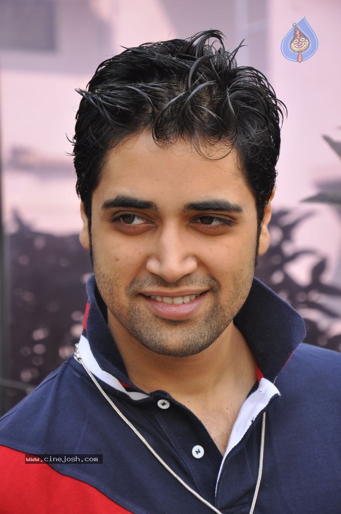 Adivi Sesh Stills - 22 / 33 photos