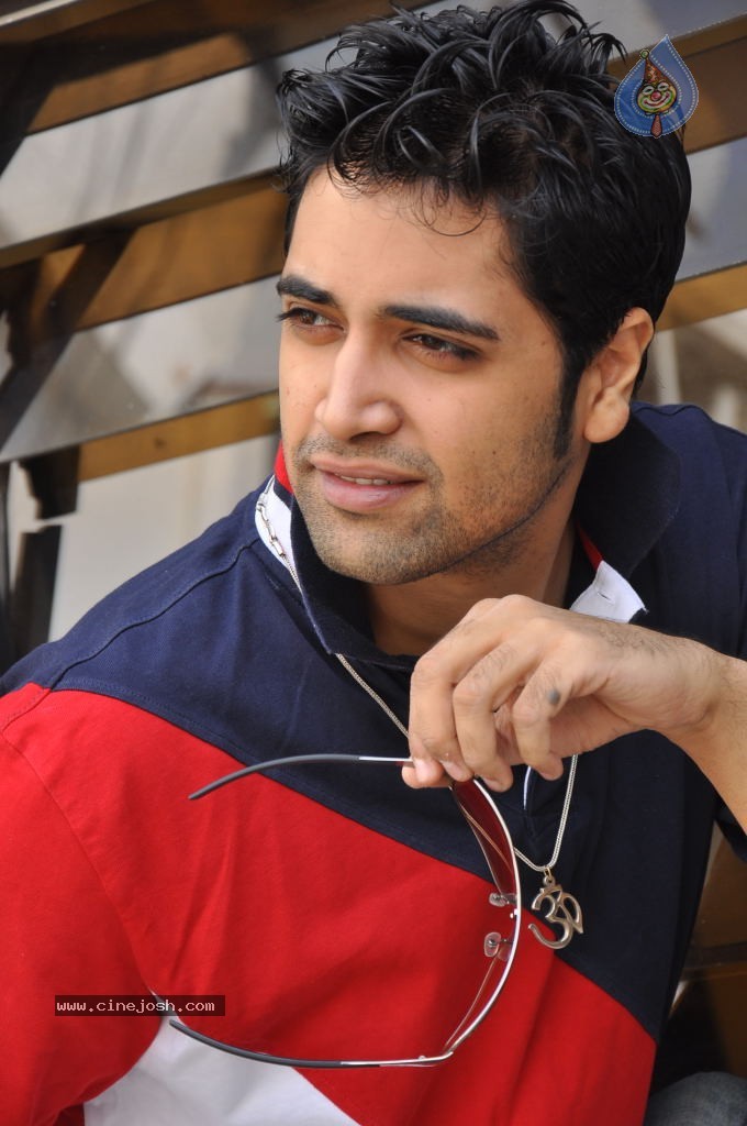 Adivi Sesh Stills - 28 / 33 photos