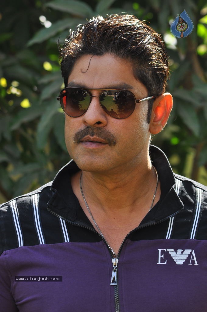 Jagapathi Babu New Stills - 29 / 59 photos