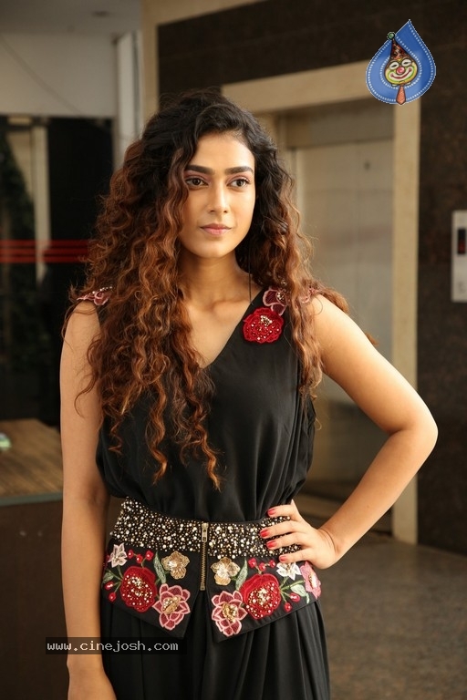 Aakanksha Singh Images - 10 / 14 photos